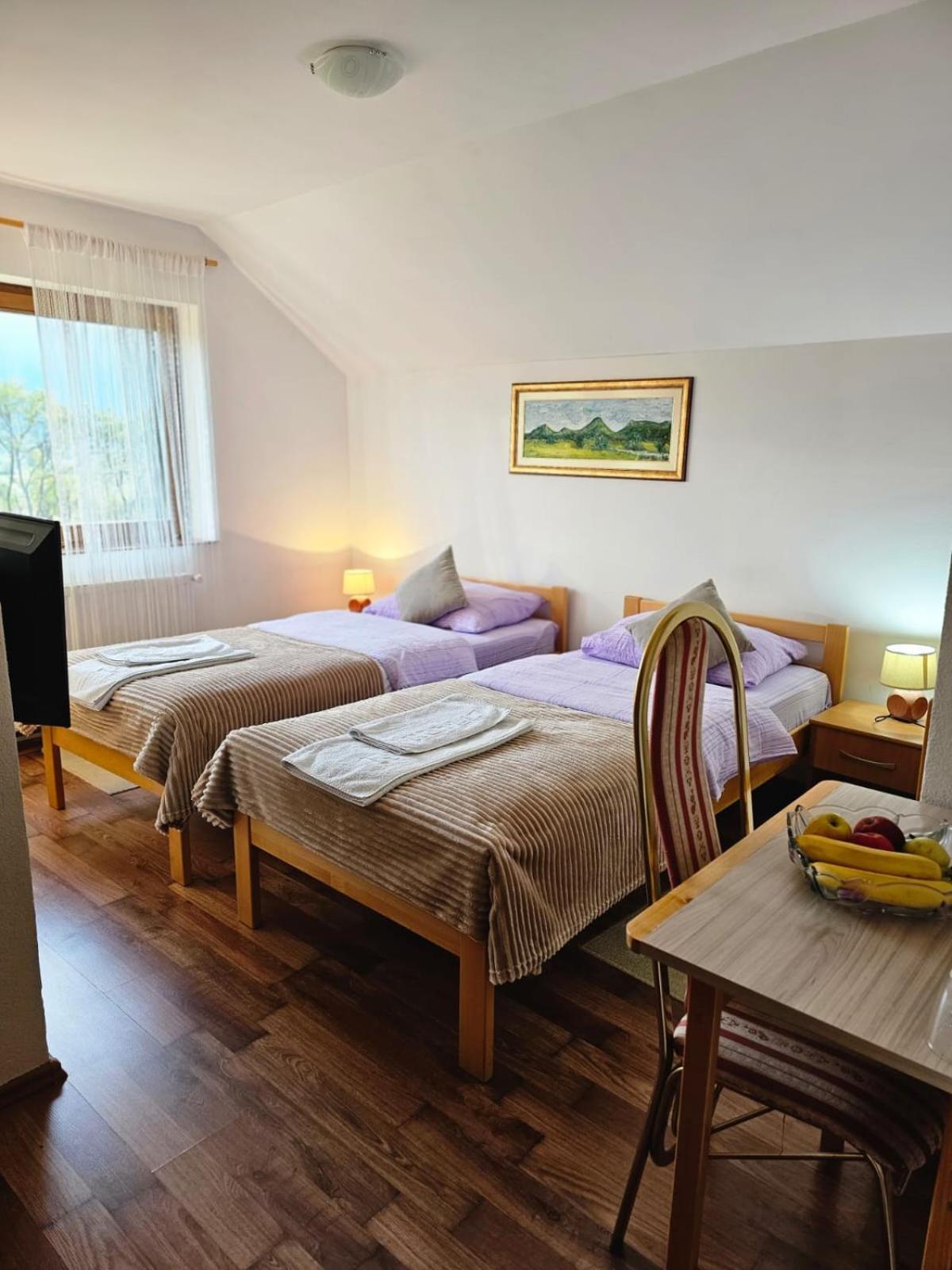 Rooms Vuksa Donji Lapac Esterno foto
