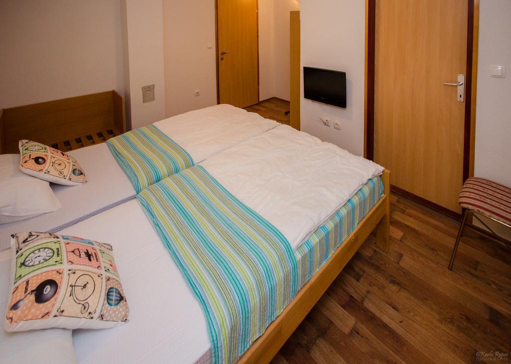 Rooms Vuksa Donji Lapac Esterno foto